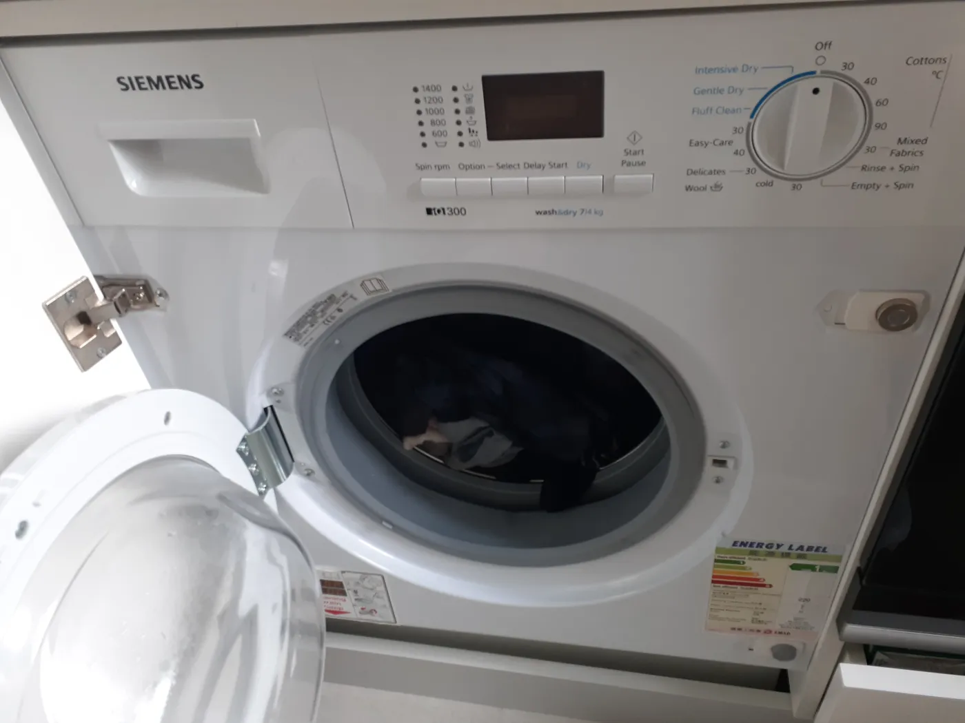 Вбудована пральна машина Siemens iQ300 із відчиненим люком — ремонт у Києві від RSM